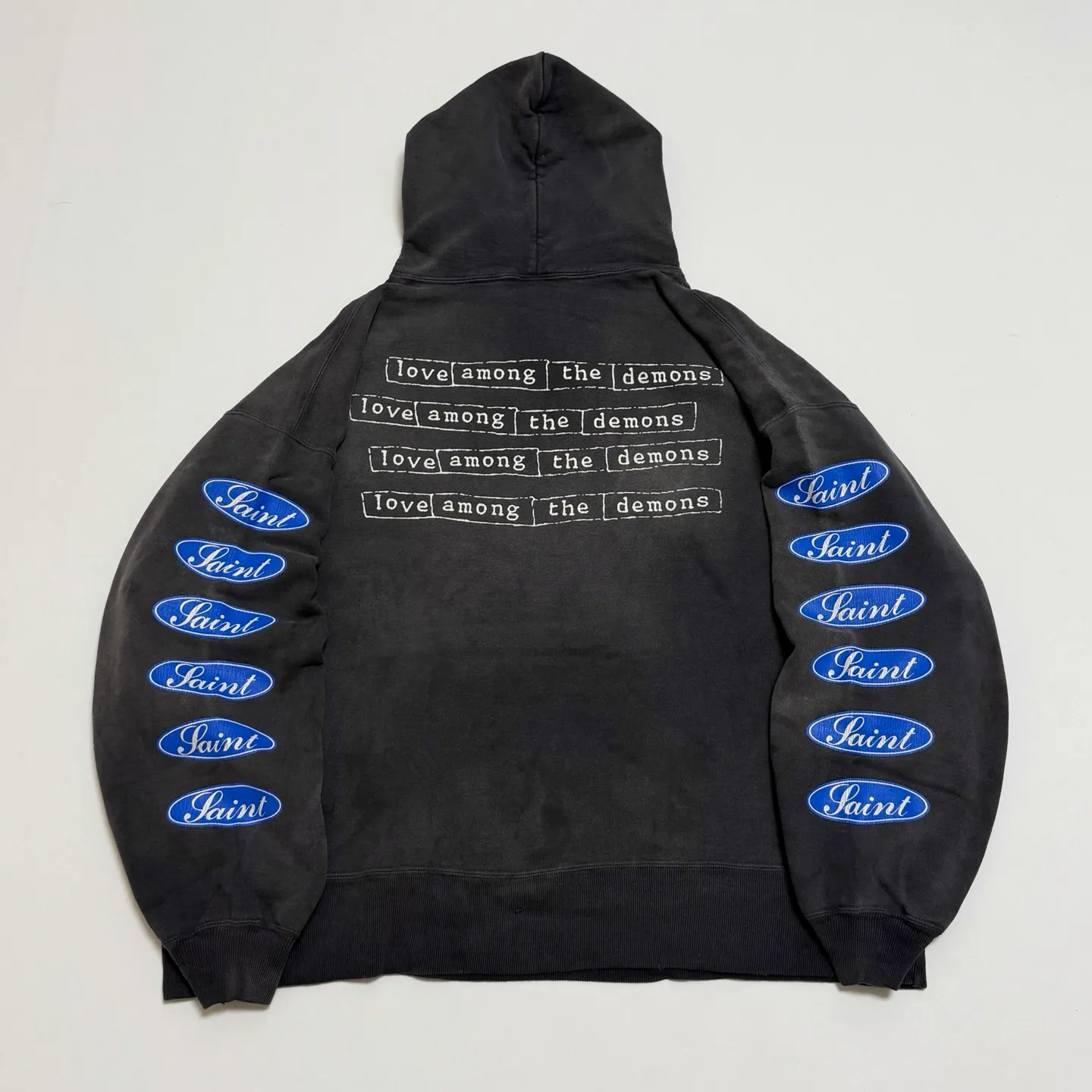 SAINT Mxxxxxx HOODIE/LOVE AMONG/BLK blue SAINT barrage slogan hoodie, washed black S-XL, the latest version, revised many times, the version is closer to the original version, and the street flavor is stronger! Heavy washing with water-sprayed fading process for stronger distressing effect. Handmade wormhole destruction treatment. Authentic level extreme distressed crack printing. The main mark and wash mark are all correct versions.